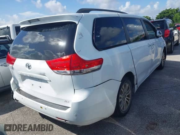2014 Toyota Sienna XLE z VIN 5TDYK3DC4ES414728, wystawiony jako IAAI lot #42885564 z przebiegiem 291 007 mil mil oraz . Historia ofert i sprzedaży dostępna na DreamBid. Obrazek 4.