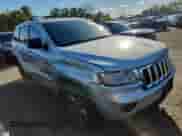 2012 Jeep Grand Cherokee Laredo z VIN 1C4RJFAG0CC189237, wystawiony jako Copart lot #82317425 z przebiegiem 246 995 mil mil oraz Czysty tytuł • Clean title. Historia ofert i sprzedaży dostępna na DreamBid. Obrazek 4.