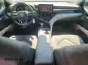 2021 Toyota Camry LE z VIN 4T1C11AK7MU600170, wystawiony jako Copart lot #81105525 z przebiegiem 87 517 mil mil oraz Szkoda całkowita • Salvage title. Historia ofert i sprzedaży dostępna na DreamBid. Obrazek 8.