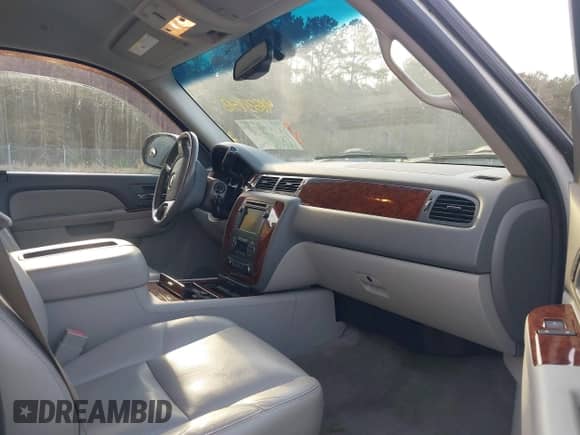 2010 Chevrolet Tahoe LTZ z VIN 1GNUCCE09AR108348, wystawiony jako IAAI lot #41839513 z przebiegiem 199 458 mil mil oraz . Historia ofert i sprzedaży dostępna na DreamBid. Obrazek 5.