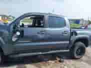 2022 Toyota Tacoma SR z VIN 3TMCZ5AN0NM524036, wystawiony jako IAAI lot #42984593 z przebiegiem 29 177 mil mil oraz . Historia ofert i sprzedaży dostępna na DreamBid. Obrazek 14.