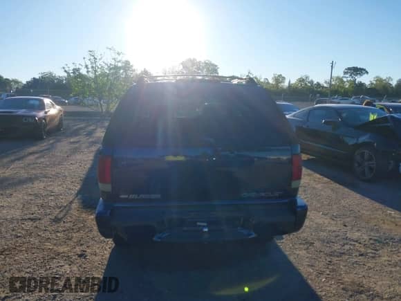 2002 Chevrolet Blazer LS с VIN 1GNCS18W12K127425, выставлен на аукционе IAAI как лот 41823290 с пробегом 182 949 миль миль и . История ставок и продаж доступна на DreamBid. Изображение 17.