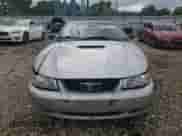 2001 Ford Mustang Deluxe z VIN 1FAFP44401F159664, wystawiony jako Copart lot #82158215 z przebiegiem 152 798 mil mil oraz Szkoda całkowita • Salvage title. Historia ofert i sprzedaży dostępna na DreamBid. Obrazek 5.