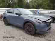 2023 Mazda CX-5 S Carbon Edition z VIN JM3KFBCM4P0111590, wystawiony jako Copart lot #80024545 z przebiegiem 81 621 mil mil oraz Nie do naprawy • Non repairable. Historia ofert i sprzedaży dostępna na DreamBid. Obrazek 4.