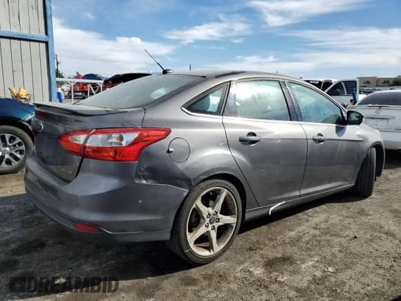 2014 Ford Focus Titanium with VIN 1FADP3J21EL300155, listed as a Copart auction lot 45367095 with 100,721 mi miles and Clean title. Bid and sale history available at DreamBid. Image 3.
