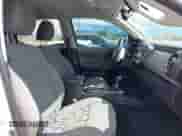 2018 Toyota Tacoma SR5 z VIN 3TMBZ5DN7JM014834, wystawiony jako IAAI lot #43321395 z przebiegiem 121 407 mil mil oraz . Historia ofert i sprzedaży dostępna na DreamBid. Obrazek 5.