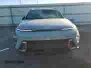 2024 Hyundai Kona SEL z VIN KM8HBCAB6RU175529, wystawiony jako Copart lot #76283994 z przebiegiem 2 398 mil mil oraz Szkoda całkowita • Salvage title. Historia ofert i sprzedaży dostępna na DreamBid. Obrazek 5.