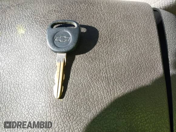 2003 Chevrolet Silverado 1500HD LS z VIN 1GCGK13U93F215987, wystawiony jako IAAI lot #41032912 z przebiegiem 304 110 mil mil oraz . Historia ofert i sprzedaży dostępna na DreamBid. Obrazek 11.