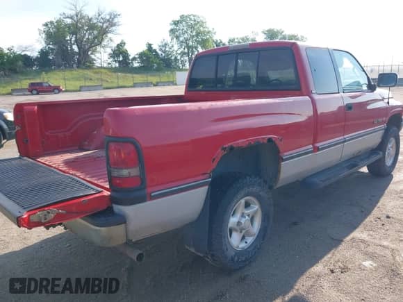 1997 Dodge 1500 z VIN 3B7HF13Z8VG721977, wystawiony jako IAAI lot #42427030 z przebiegiem 132 457 mil mil oraz . Historia ofert i sprzedaży dostępna na DreamBid. Obrazek 4.