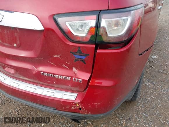 2013 Chevrolet Traverse LTZ z VIN 1GNKVLKD1DJ100904, wystawiony jako IAAI lot #43134807 z przebiegiem 197 188 mil mil oraz . Historia ofert i sprzedaży dostępna na DreamBid. Obrazek 12.