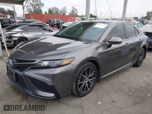 2021 Toyota Camry SE Nightshade z VIN 4T1G11AK8MU536707, wystawiony jako IAAI lot #43329430 z przebiegiem 61 408 mil mil oraz . Historia ofert i sprzedaży dostępna na DreamBid. Obrazek 2.