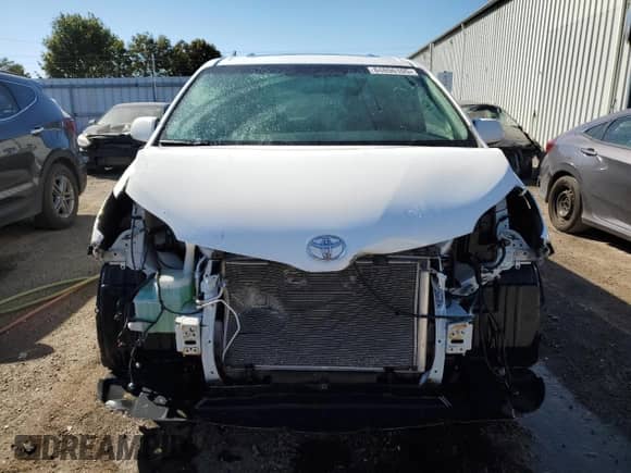 2016 Toyota Sienna SE with VIN 5TDXK3DC3GS762146, listed as a Copart auction lot 84896105 with 134,056 mi miles and Salvage title. Bid and sale history available at DreamBid. Image 5.