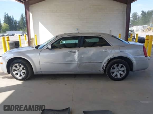 2005 Chrysler 300 Touring z VIN 2C3JA53G75H687752, wystawiony jako IAAI lot #42190758 z przebiegiem 170 269 mil mil oraz . Historia ofert i sprzedaży dostępna na DreamBid. Obrazek 14.