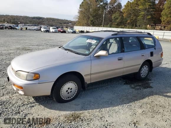 1996 Toyota Camry z VIN 4T1EG12K8TU779386, wystawiony jako Copart lot #79189014 z przebiegiem 142 891 mil mil oraz Czysty tytuł • Clean title. Historia ofert i sprzedaży dostępna na DreamBid. Obrazek 1.