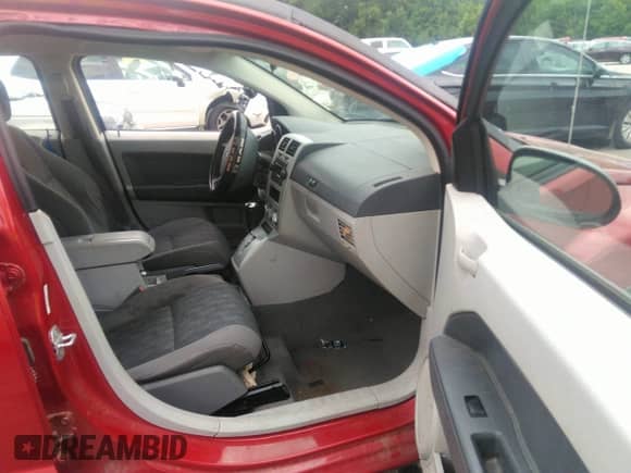 2007 Dodge Caliber SXT z VIN 1B3HB48BX7D248772, wystawiony jako IAAI lot #42190734 z przebiegiem 268 159 mil mil oraz . Historia ofert i sprzedaży dostępna na DreamBid. Obrazek 5.