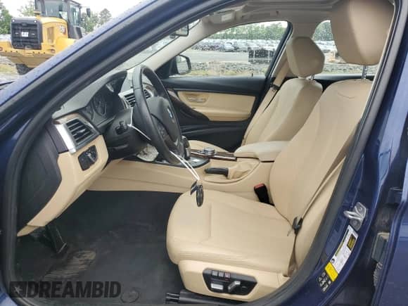 2017 BMW 3 Series 320i xDrive z VIN WBA8E5G55HNU22618, wystawiony jako Copart lot #55769045 z przebiegiem 81 163 mil mil oraz Szkoda całkowita • Salvage title. Historia ofert i sprzedaży dostępna na DreamBid. Obrazek 7.