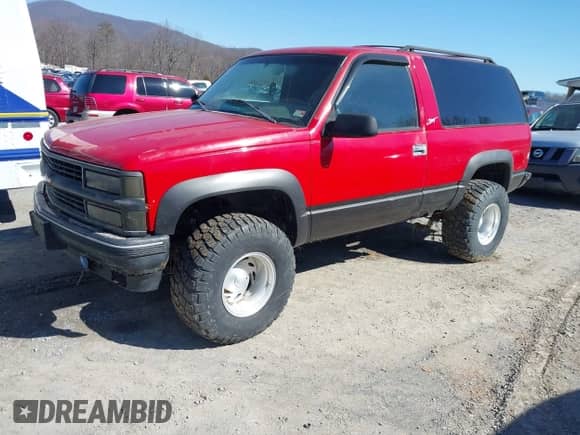 1999 Chevrolet Tahoe z VIN 3GNEK18R7XG189820, wystawiony jako IAAI lot #41631906 z przebiegiem 212 720 mil mil oraz . Historia ofert i sprzedaży dostępna na DreamBid. Obrazek 2.