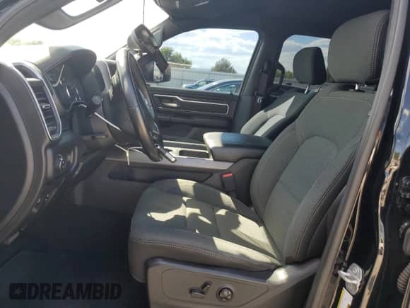 2020 Ram 1500 Lone Star z VIN 1C6SRFFM2LN289988, wystawiony jako Copart lot #61385815 z przebiegiem 84 131 mil mil oraz Szkoda całkowita • Salvage title. Historia ofert i sprzedaży dostępna na DreamBid. Obrazek 7.