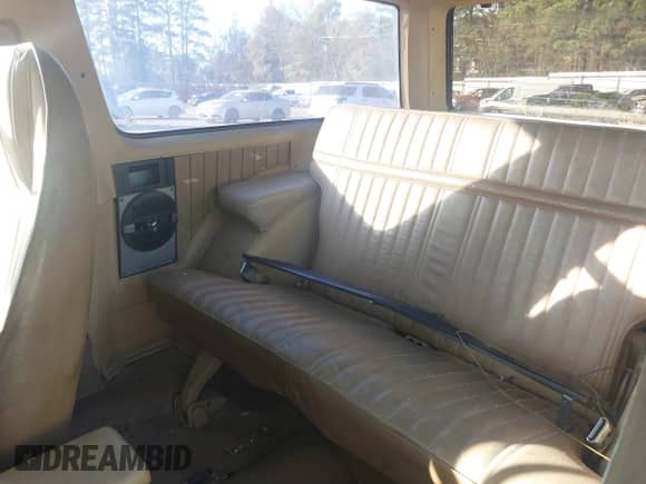 1984 Chevrolet Blazer z VIN 1G8CS18B8E8199899, wystawiony jako IAAI lot #40950824 z przebiegiem 36 351 mil mil oraz . Historia ofert i sprzedaży dostępna na DreamBid. Obrazek 8.