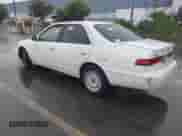 1998 Toyota Camry LE z VIN JT2BG22K3W0208583, wystawiony jako IAAI lot #43404916 z przebiegiem 270 180 mil mil oraz . Historia ofert i sprzedaży dostępna na DreamBid. Obrazek 3.