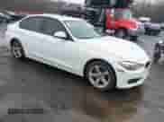 2013 BMW 3 Series 328i xDrive z VIN WBA3B3G50DNR81124, wystawiony jako IAAI lot #41087933 z przebiegiem 133 660 mil mil oraz . Historia ofert i sprzedaży dostępna na DreamBid. Obrazek 1.