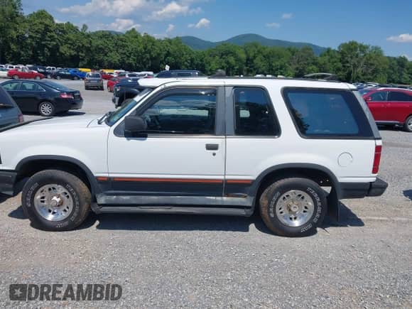 1994 Ford Explorer Eddie Bauer с VIN 1FMCU24X8RUC83284, выставлен на аукционе IAAI как лот 42634506 с пробегом 207 939 миль миль и . История ставок и продаж доступна на DreamBid. Изображение 15.
