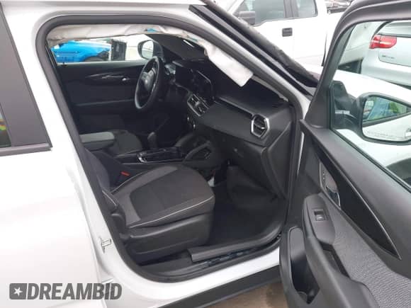 2025 Chevrolet TrailBlazer LS z VIN KL79MMSP8SB148205, wystawiony jako IAAI lot #43314597 z przebiegiem 11 472 mil mil oraz . Historia ofert i sprzedaży dostępna na DreamBid. Obrazek 5.