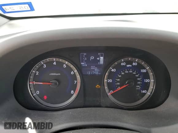 2016 Hyundai Accent SE z VIN KMHCT4AE5GU061073, wystawiony jako Copart lot #82587875 z przebiegiem 131 748 mil mil oraz Czysty tytuł • Clean title. Historia ofert i sprzedaży dostępna na DreamBid. Obrazek 9.