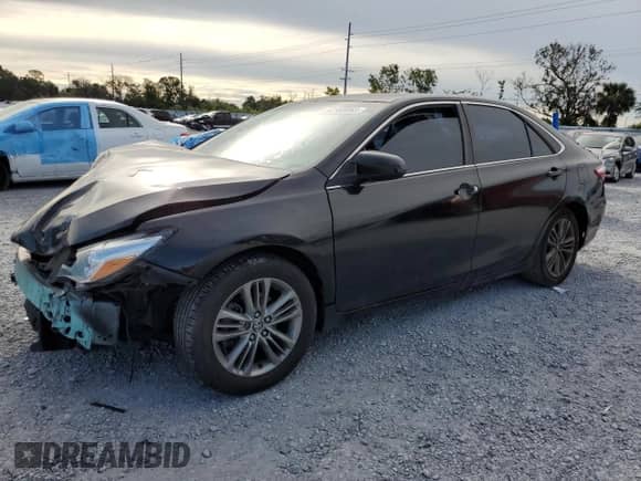 2015 Toyota Camry SE z VIN 4T1BF1FK5FU923948, wystawiony jako Copart lot #82100065 z przebiegiem 224 274 mil mil oraz Nie do naprawy • Non repairable. Historia ofert i sprzedaży dostępna na DreamBid. Obrazek 1.