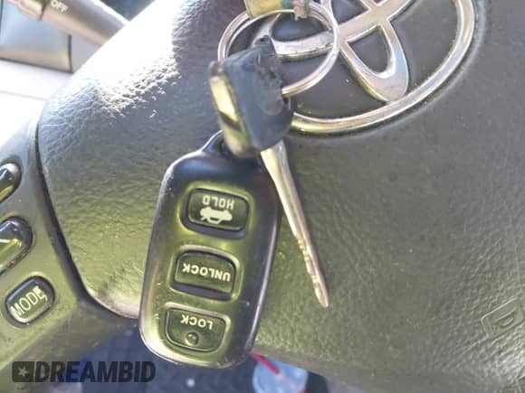 2006 Toyota Camry STD z VIN 4T1BE32K76U140618, wystawiony jako IAAI lot #43600672 z przebiegiem 250 096 mil mil oraz . Historia ofert i sprzedaży dostępna na DreamBid. Obrazek 11.