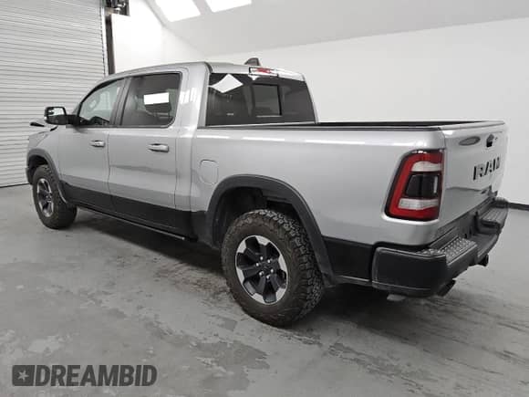 2020 Ram 1500 Rebel z VIN 1C6SRFLT7LN137992, wystawiony jako Copart lot #86550465 z przebiegiem 45 615 mil mil oraz Czysty tytuł • Clean title. Historia ofert i sprzedaży dostępna na DreamBid. Obrazek 2.