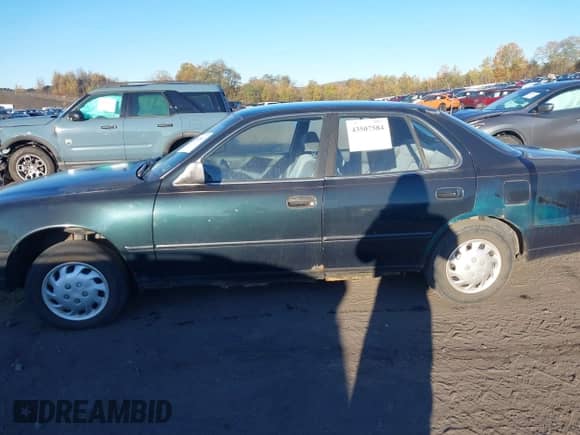 1995 Toyota Camry LE z VIN 4T1SK12E6SU881618, wystawiony jako IAAI lot #43507584 z przebiegiem 197 973 mil mil oraz . Historia ofert i sprzedaży dostępna na DreamBid. Obrazek 5.