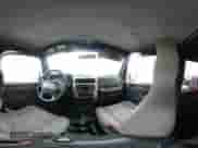 2004 Jeep Wrangler Sport z VIN 1J4FA49S24P789424, wystawiony jako IAAI lot #43549917 z przebiegiem 163 340 mil mil oraz . Historia ofert i sprzedaży dostępna na DreamBid. Obrazek 18.