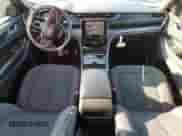 2025 Jeep Grand Cherokee Altitude z VIN 1C4RJGAG8SC270619, wystawiony jako Copart lot #48940035 z przebiegiem 4 386 mil mil oraz Szkoda całkowita • Salvage title. Historia ofert i sprzedaży dostępna na DreamBid. Obrazek 8.