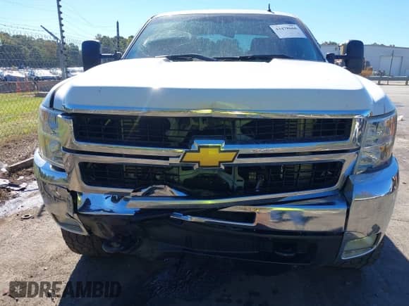 2010 Chevrolet Silverado 2500HD LTZ z VIN 1GC4KYB64AF100614, wystawiony jako IAAI lot #43478666 z przebiegiem 200 984 mil mil oraz . Historia ofert i sprzedaży dostępna na DreamBid. Obrazek 6.