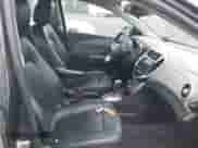 2018 Chevrolet Sonic Premier z VIN 1G1JF5SB4J4133703, wystawiony jako IAAI lot #42275127 z przebiegiem 116 298 mil mil oraz . Historia ofert i sprzedaży dostępna na DreamBid. Obrazek 5.