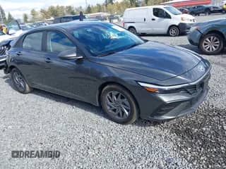 2024 Hyundai Elantra SEL z VIN KMHLM4DG3RU752762, wystawiony jako IAAI lot #43329670 z przebiegiem 6 598 mil mil oraz . Historia ofert i sprzedaży dostępna na DreamBid. Obrazek 1.