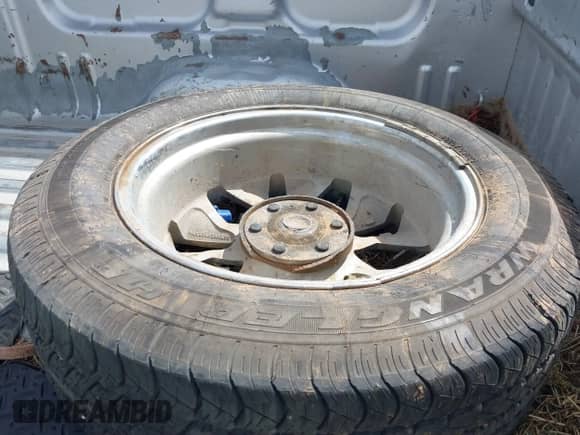 2013 Chevrolet Silverado 1500 LS z VIN 3GCPCREA0DG271797, wystawiony jako IAAI lot #41895015 z przebiegiem 174 940 mil mil oraz . Historia ofert i sprzedaży dostępna na DreamBid. Obrazek 12.