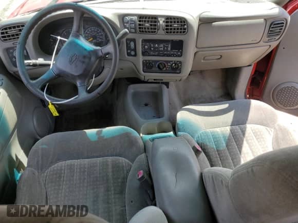 2000 Chevrolet Blazer LS z VIN 1GNDT13W7Y2341417, wystawiony jako Copart lot #65804295 z przebiegiem Nie podano mil oraz Szkoda całkowita • Salvage title. Historia ofert i sprzedaży dostępna na DreamBid. Obrazek 8.