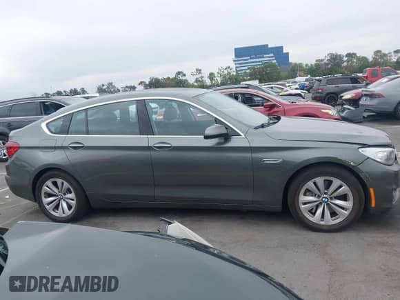 2015 BMW 5 Series 535i Gran Turismo z VIN WBA5M2C5XFD872228, wystawiony jako IAAI lot #42737501 z przebiegiem 71 027 mil mil oraz . Historia ofert i sprzedaży dostępna na DreamBid. Obrazek 13.