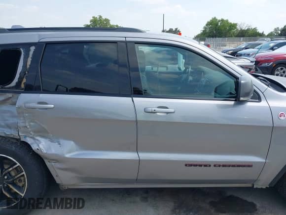 2019 Jeep Grand Cherokee Trailhawk z VIN 1C4RJFLG3KC771909, wystawiony jako IAAI lot #42045267 z przebiegiem 108 084 mil mil oraz . Historia ofert i sprzedaży dostępna na DreamBid. Obrazek 13.