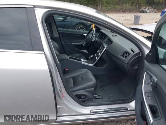 2015 Volvo S60 T5 Drive-E Premier z VIN YV126MFK4F1343110, wystawiony jako IAAI lot #43292498 z przebiegiem 59 841 mil mil oraz . Historia ofert i sprzedaży dostępna na DreamBid. Obrazek 5.