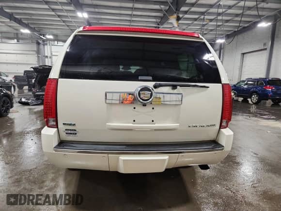 2011 Cadillac Escalade ESV Premium с VIN 1GYS4JEFXBR233831, выставлен на аукционе Copart как лот 81303735 с пробегом 145 714 миль миль и Списание • Salvage title. История ставок и продаж доступна на DreamBid. Изображение 6.