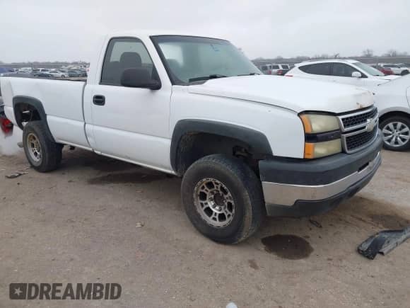 2006 Chevrolet Silverado 2500HD Work Truck z VIN 1GCHC24U06E289959, wystawiony jako IAAI lot #41517741 z przebiegiem 420 852 mil mil oraz . Historia ofert i sprzedaży dostępna na DreamBid. Obrazek 1.