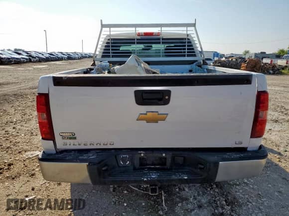 2011 Chevrolet Silverado 1500 LS z VIN 1GCRCREA7BZ318328, wystawiony jako Copart lot #67616605 z przebiegiem 243 959 mil mil oraz Szkoda całkowita • Salvage title. Historia ofert i sprzedaży dostępna na DreamBid. Obrazek 6.
