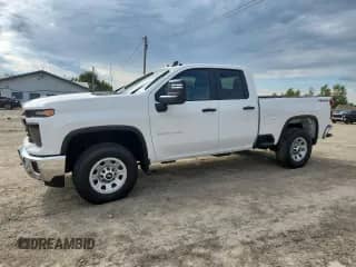 2024 Chevrolet Silverado 2500HD Work Truck z VIN 1GC5YLE72RF431634, wystawiony jako Copart lot #70542235 z przebiegiem Nie podano mil oraz Szkoda całkowita • Salvage title. Historia ofert i sprzedaży dostępna na DreamBid. Obrazek 1.