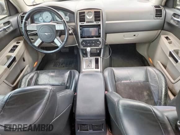 2006 Chrysler 300 C SRT-8 z VIN 2C3LA73W36H377854, wystawiony jako Copart lot #61070615 z przebiegiem 260 778 mil mil oraz Czysty tytuł • Clean title. Historia ofert i sprzedaży dostępna na DreamBid. Obrazek 8.