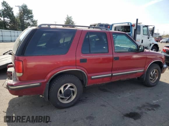 1998 Chevrolet Blazer LT z VIN 1GNDT13W5W2184614, wystawiony jako Copart lot #77526324 z przebiegiem 231 790 mil mil oraz Szkoda całkowita • Salvage title. Historia ofert i sprzedaży dostępna na DreamBid. Obrazek 3.