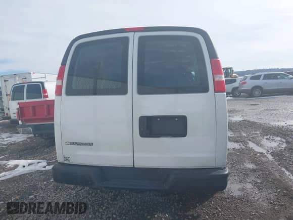 2018 Chevrolet Express Cargo z VIN 1GCWGBFP9J1262486, wystawiony jako IAAI lot #41292552 z przebiegiem 101 709 mil mil oraz . Historia ofert i sprzedaży dostępna na DreamBid. Obrazek 17.