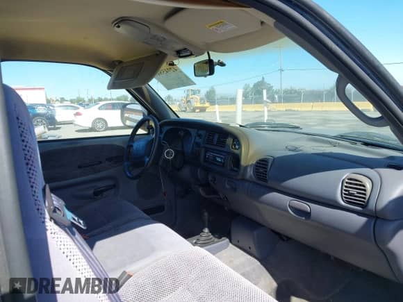 2001 Dodge 1500 z VIN 1B7HF13Y01J530960, wystawiony jako IAAI lot #42945849 z przebiegiem 161 509 mil mil oraz . Historia ofert i sprzedaży dostępna na DreamBid. Obrazek 5.